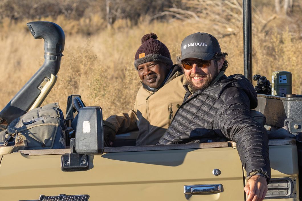 natucate-botswana-okavango-guide-und-gast-safarifahrzeug-01
