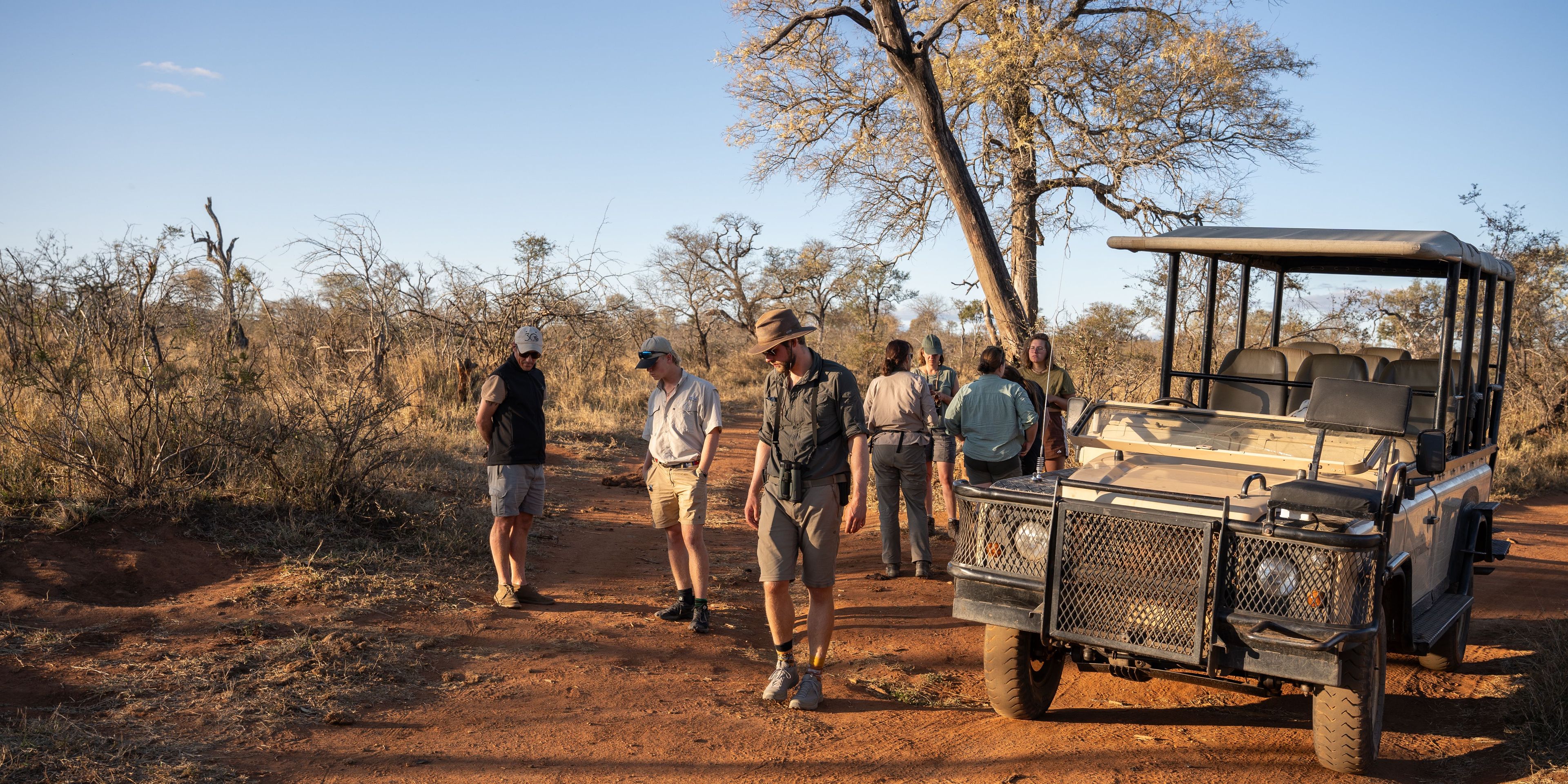 natucate-guide-course-south-africa-et-svenja-looking-for-tracks-pridelands