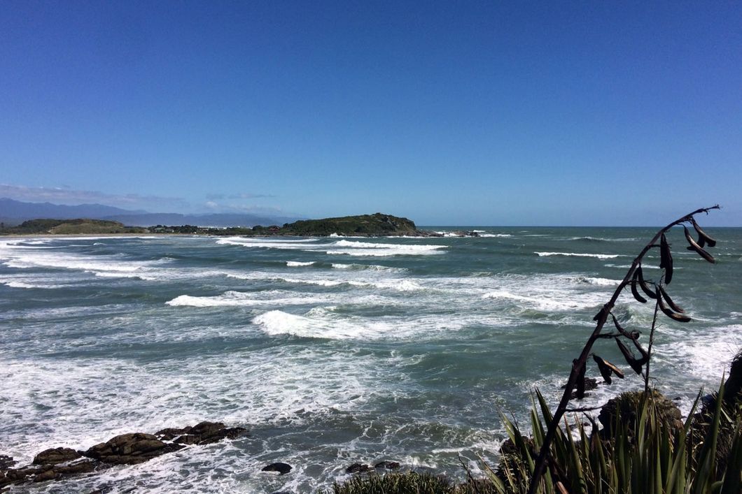 Wellen brechen an der Kueste Neuseelands