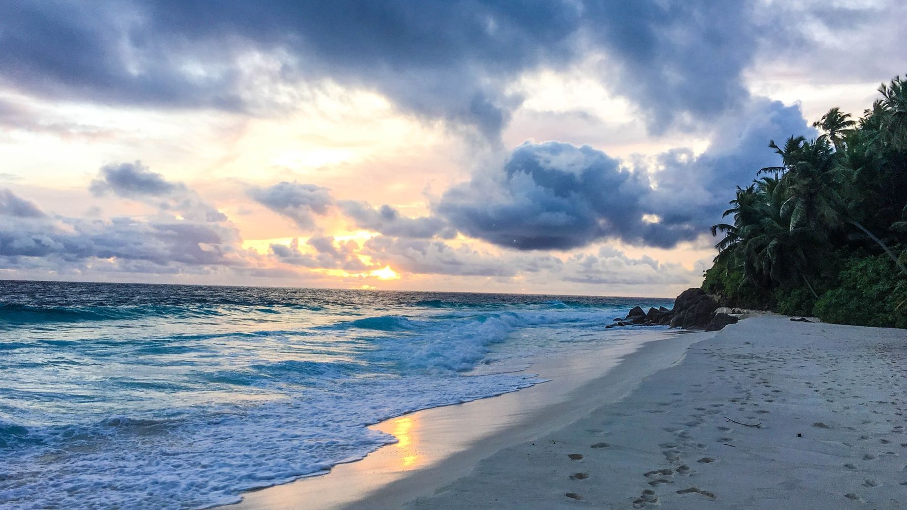Blick vom Strand mit Sonnenuntergang am Horizont