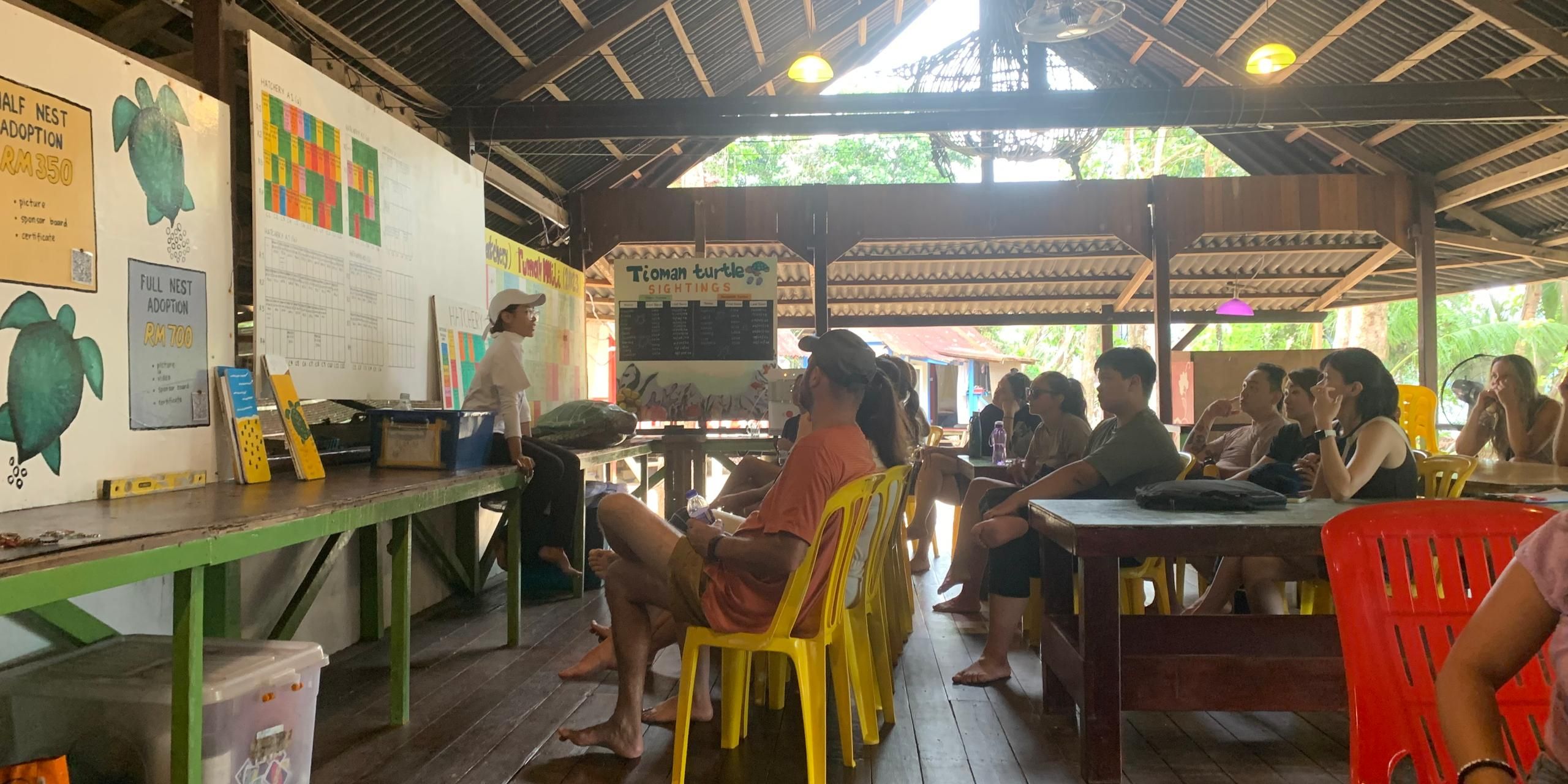Vortrag im Gemeinschaftsraum auf Tioman Island