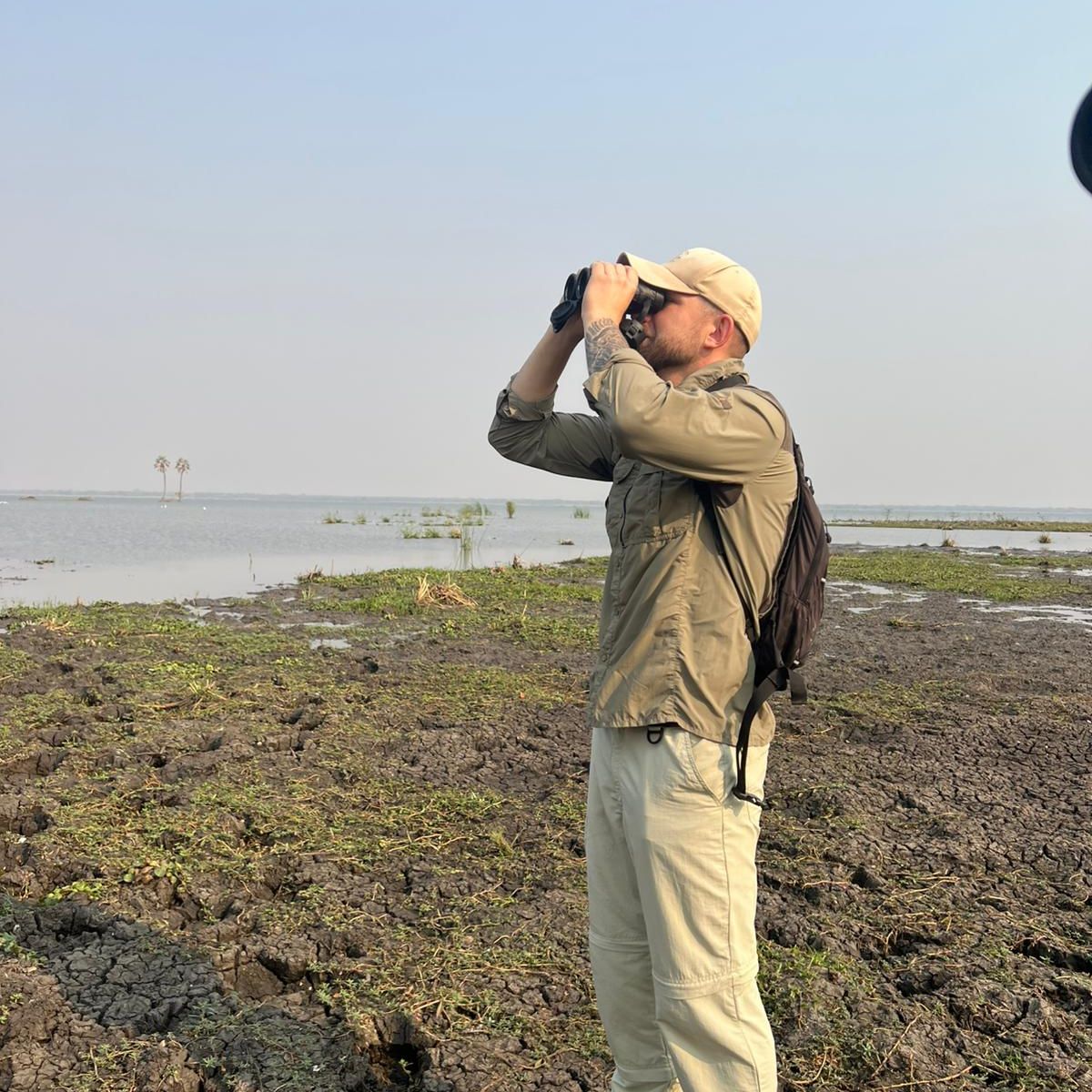 Man looks through binos