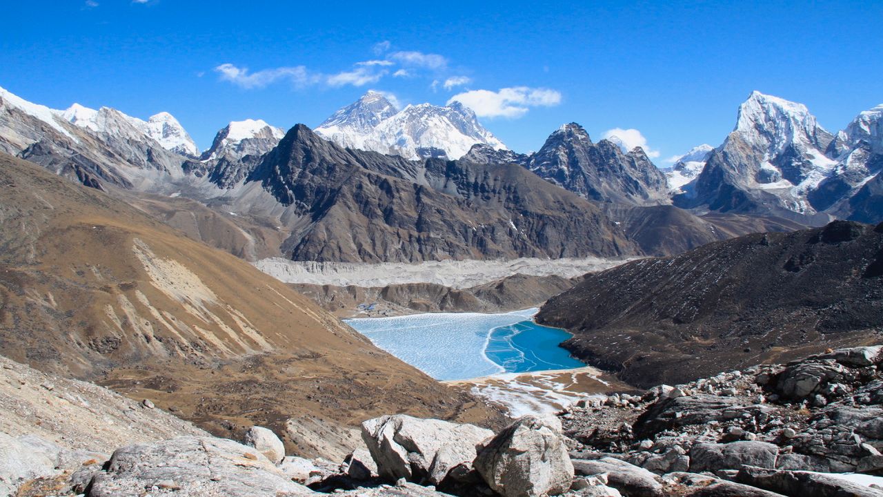 Trekking-Tour in Nepal: Blick auf Berglandschaft mit Hochgebirgssee im Himalaya