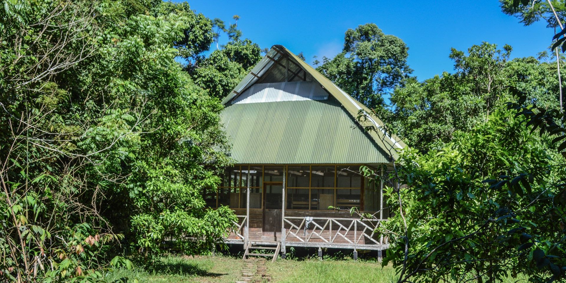 Eine grosse Huette dient als Forschungsstation fuer die Naturausbildung im peruanischen Regenwald