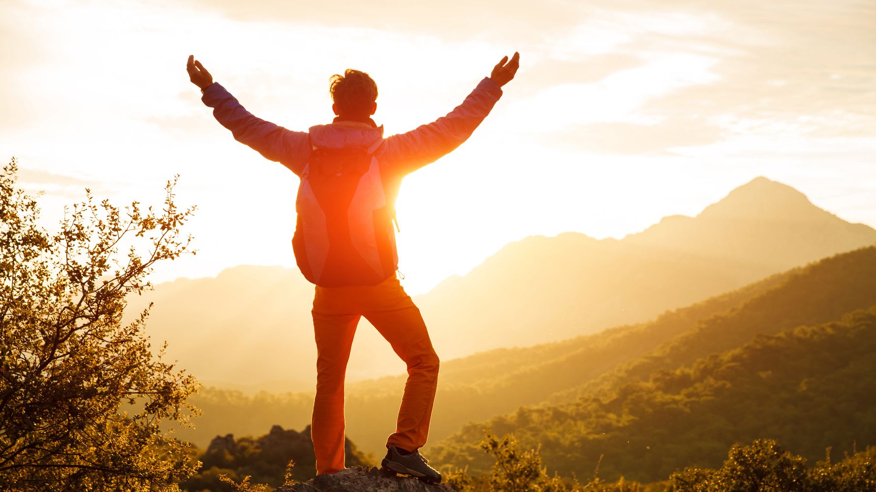 blog-neue-kraft-sonnenuntergang-aussicht-arme-ausgestreckt-natucate