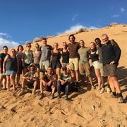 Eine Volunteergruppe steht auf einer Duene