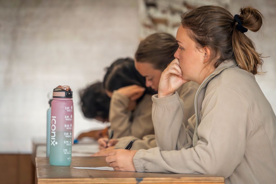 natucate-naturreise-bw-experience-woman-studying