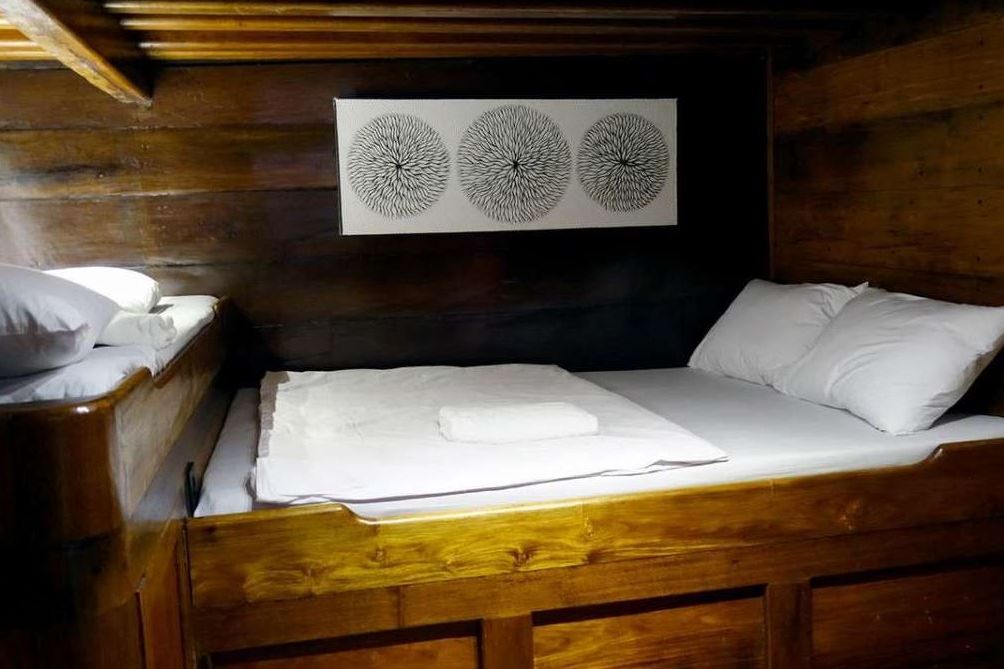 Bei dem Segelabenteuer in Indonesien auf einem traditionellen, majestätischen Phinisi Schooner gibt es Kabinen mit sowohl Doppelbett und Einzelbett als Unterkunft.