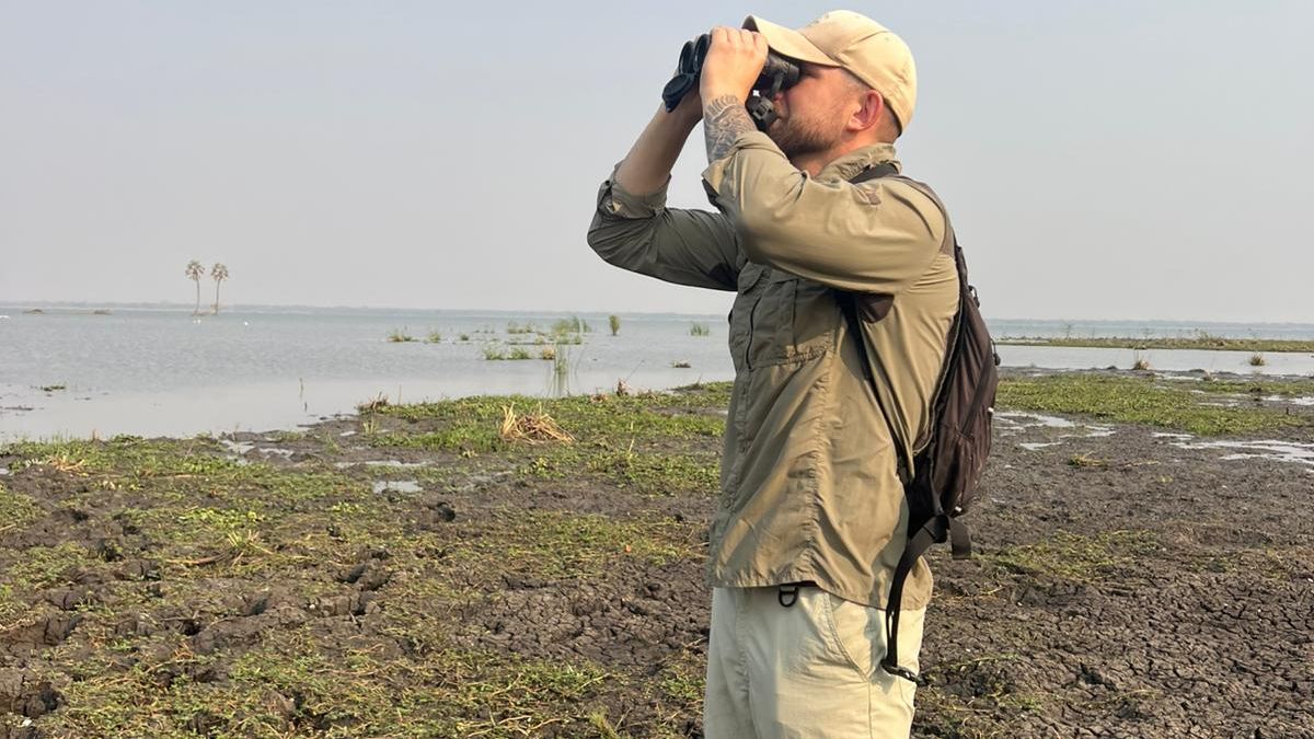 Man looks through binos