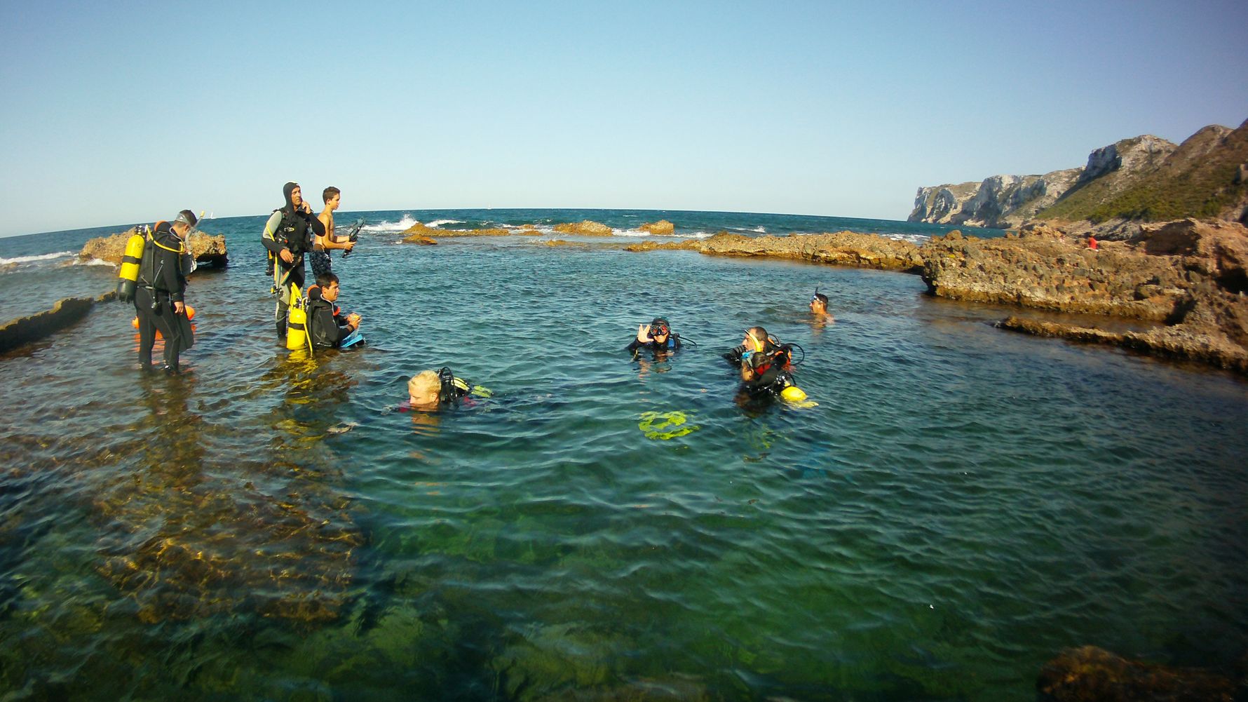 Freiwillige in Spanien bereiten sich auf ihren Tauchgang zur Durchfuehrung von Artenschutz-Arbeiten vor