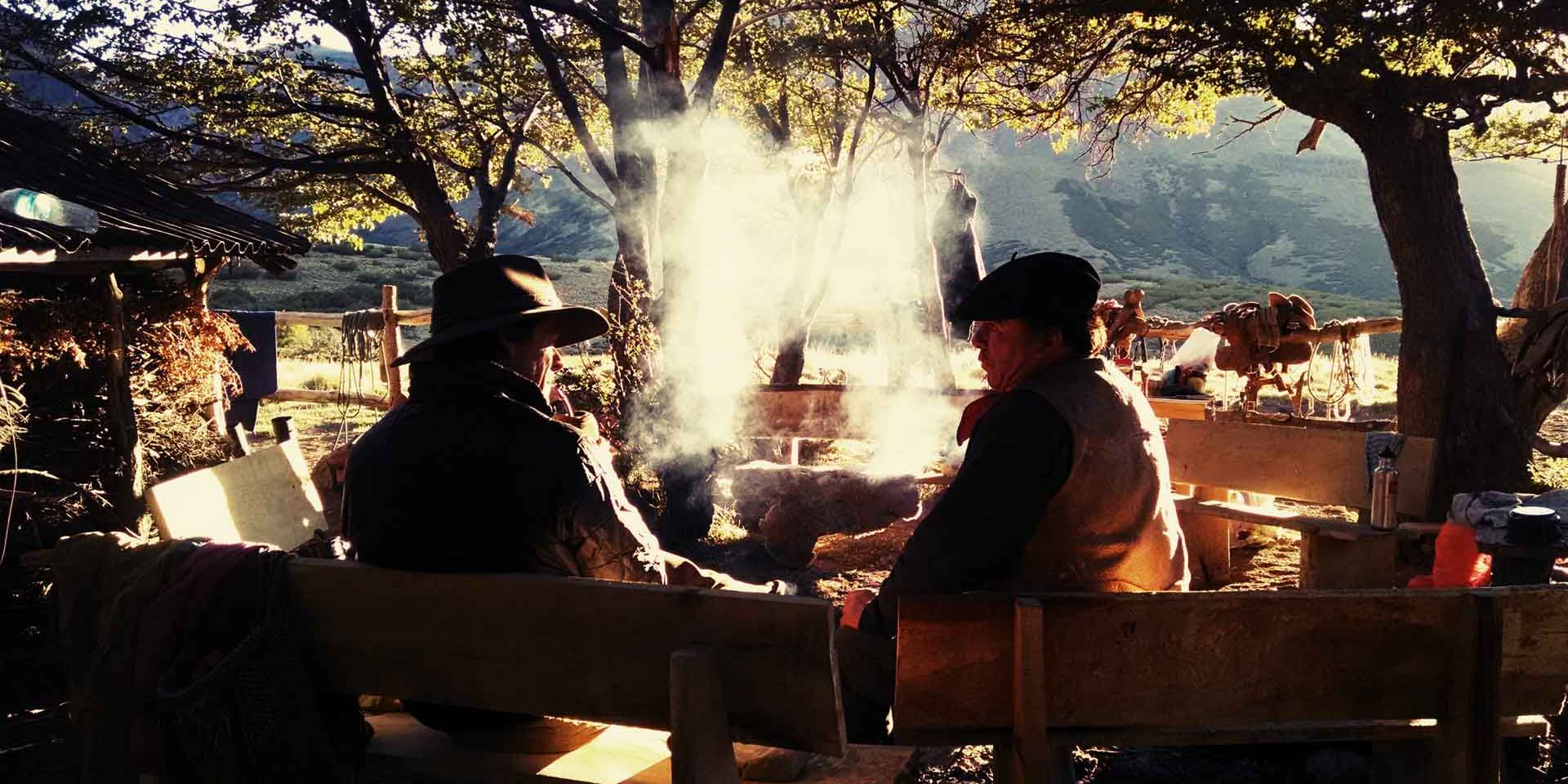 Praktikanten der Pferderanch geniessen das Lagerfeuer und Berichten von ihrem Tag