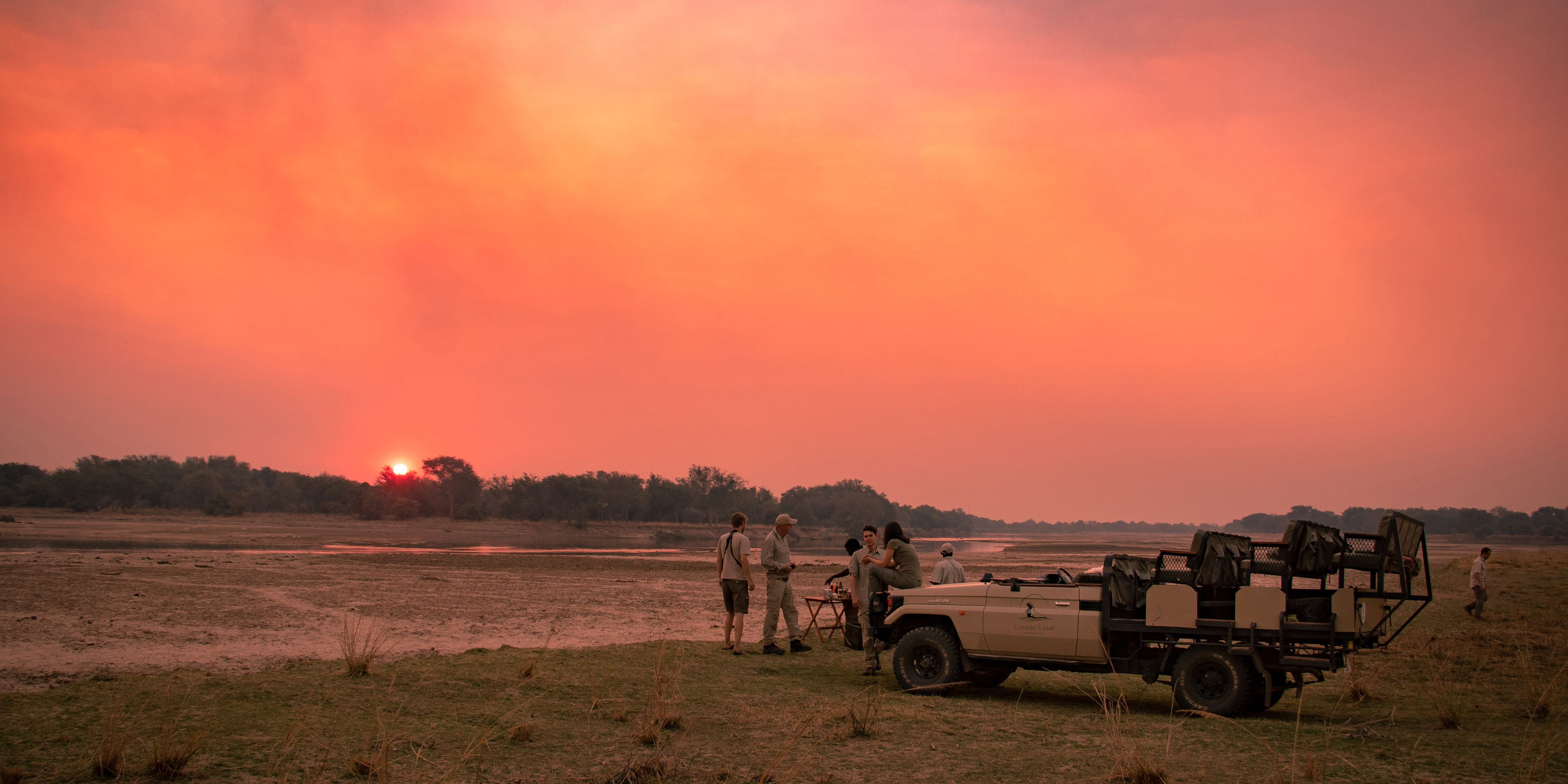 Der Sonnenuntergang wird waehrend des Gamedrives genossen