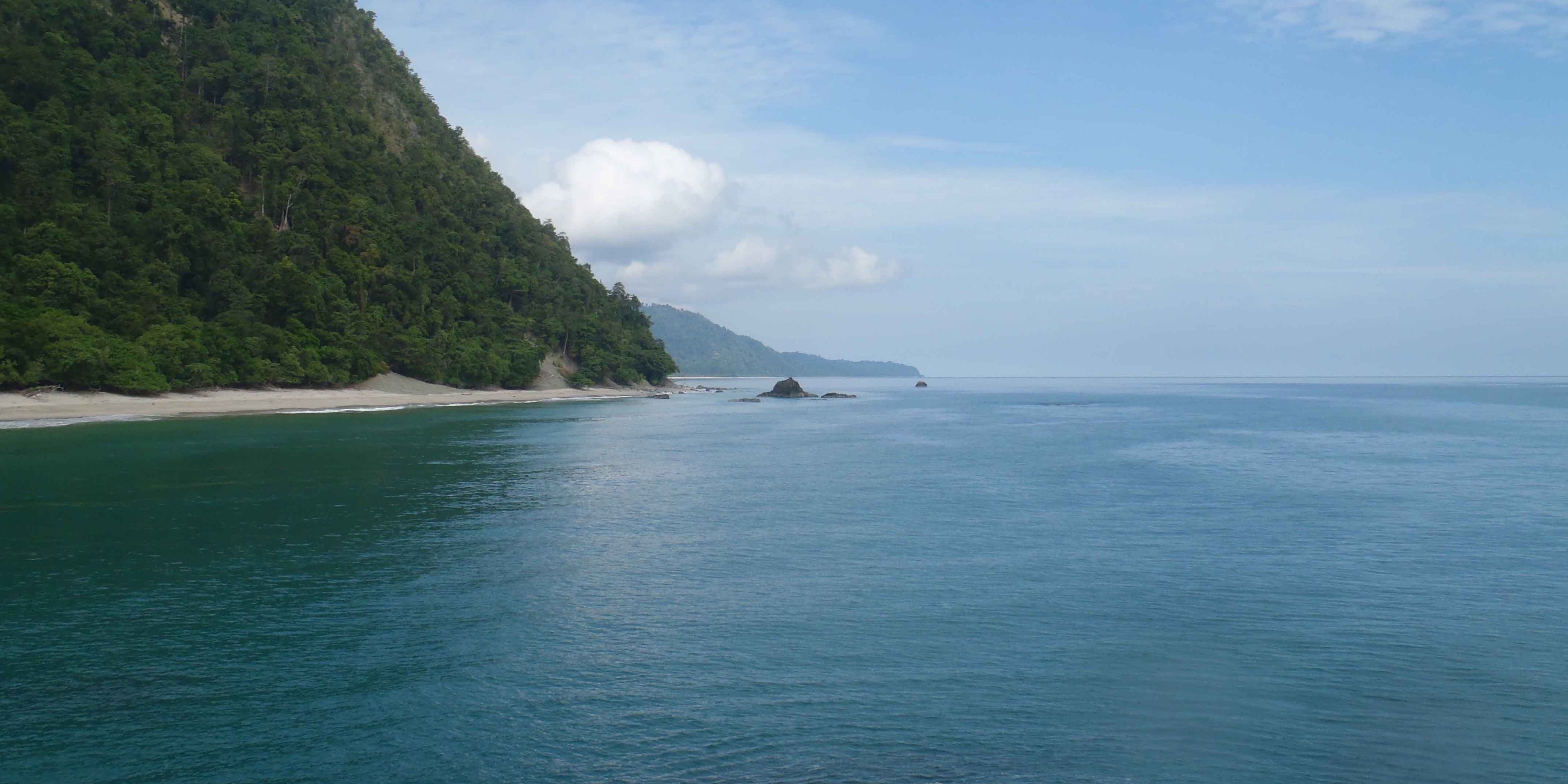 Eine beeindruckende Bucht entdeckt auf der Segelreise in Indonesien.