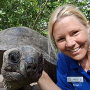 natucate-blog-review-seychelles-north-island-lydia-selfie-turtle
