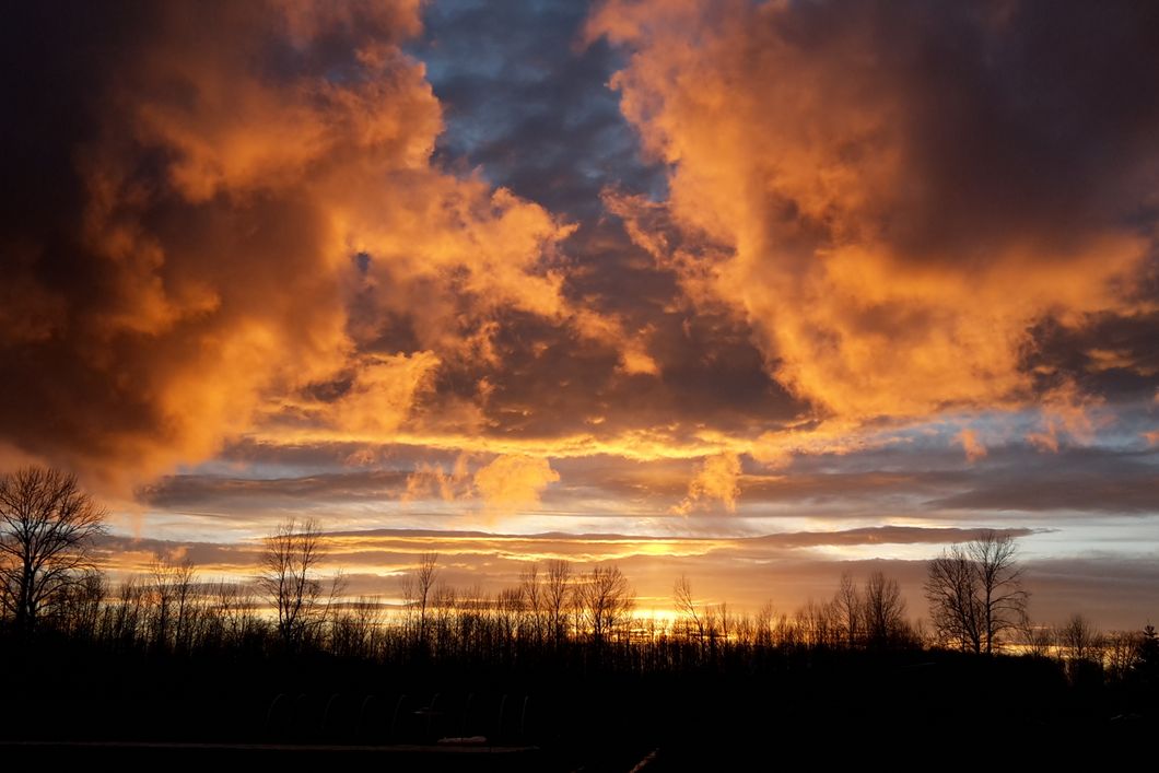Orange Wolken im Abendhimmel auf einer Farm in den USA