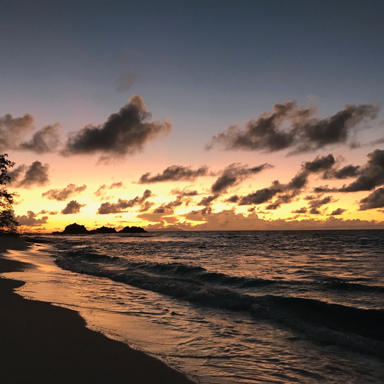 erfahrungsberichte-freiwilligenarbeit-seychellen-cousin-island-artenschutz-kai-sonnenuntergang-wolken-natucate