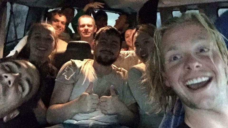 Freiwillige unterwegs in einem Auto