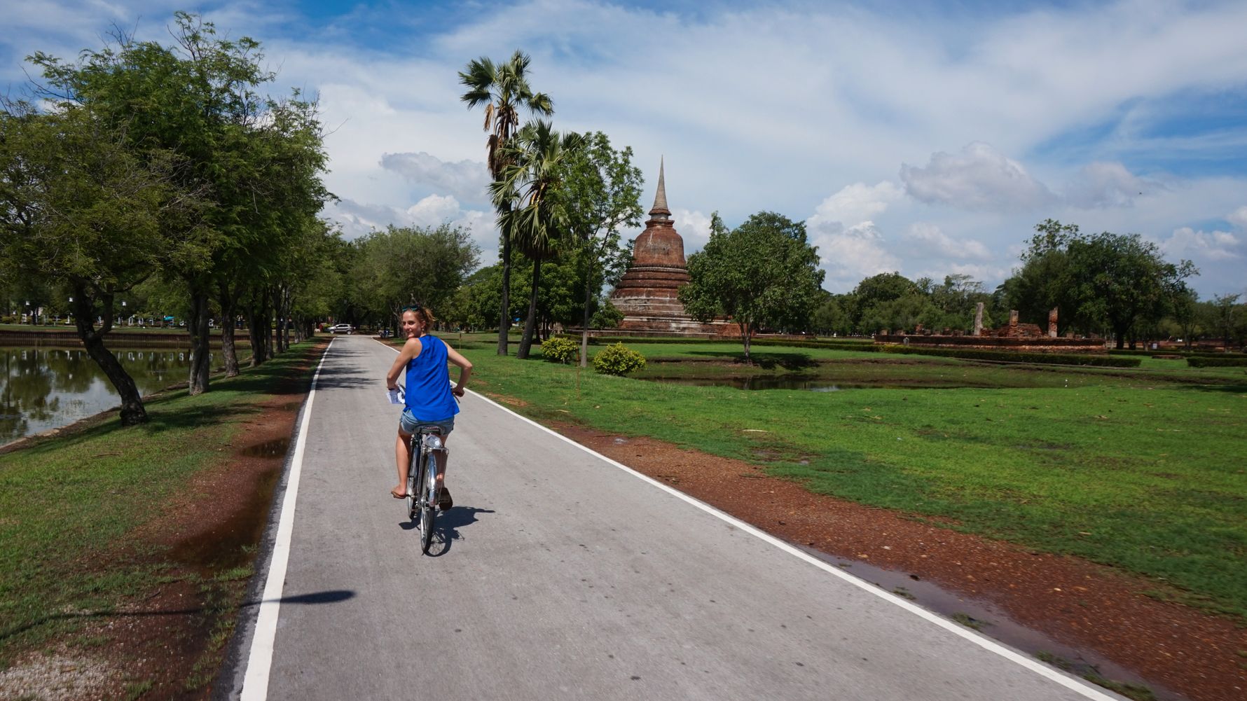 Meghan auf dem Fahrrad in Thailand