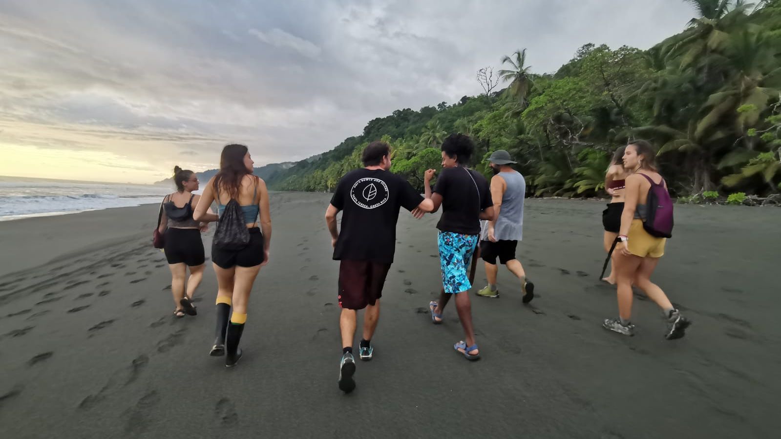 Freiwillige laufen am Strand