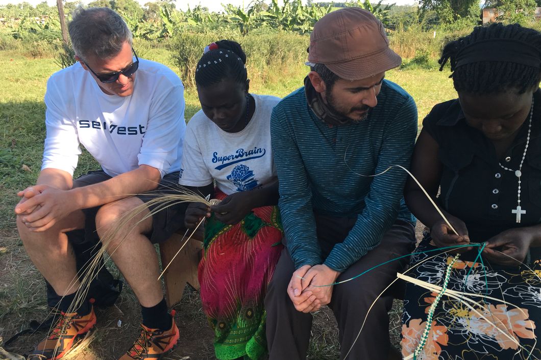 natucate-volunteering-uganda-chimpanzee-project-acitivity-basket-weeaving