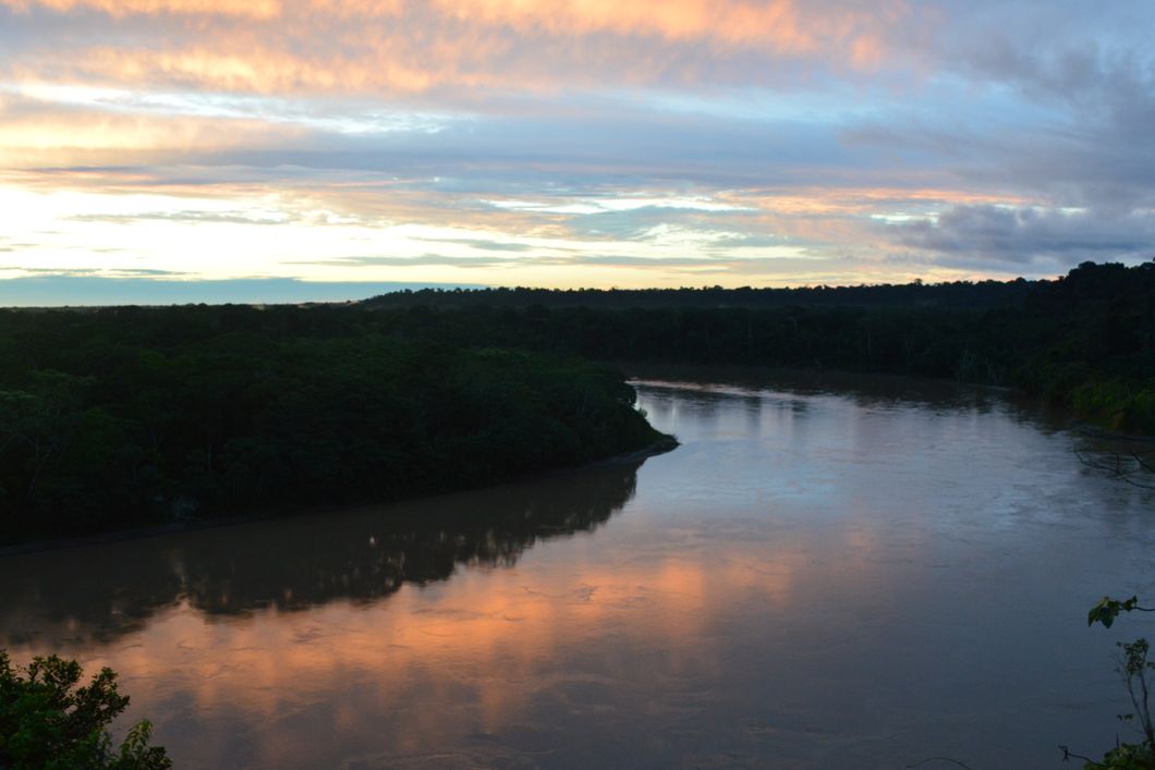 Ein Boot dient den Praktikanten als Fortbewegngsmittel auf dem Fluss
