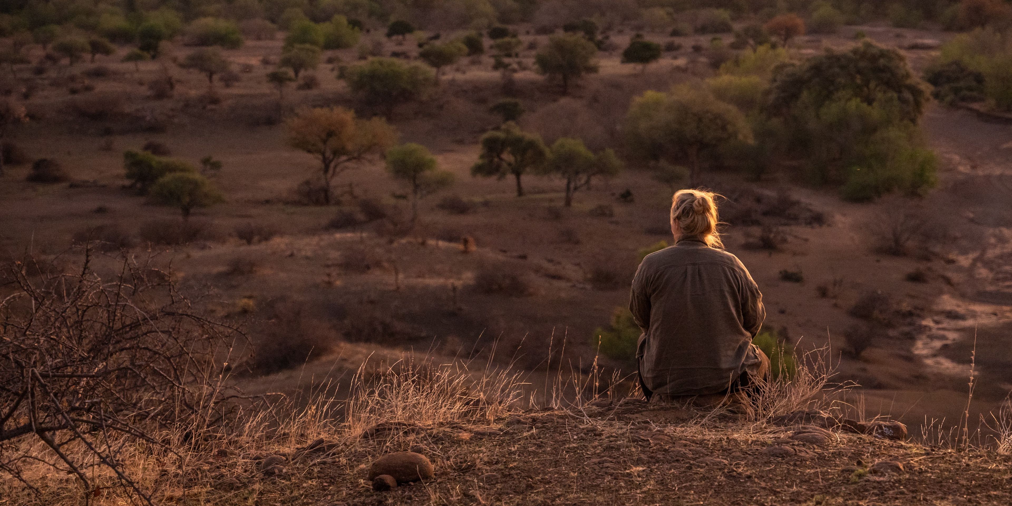 natucate-guide-course-south-africa-et-svenja-mashatu-woman-sitting