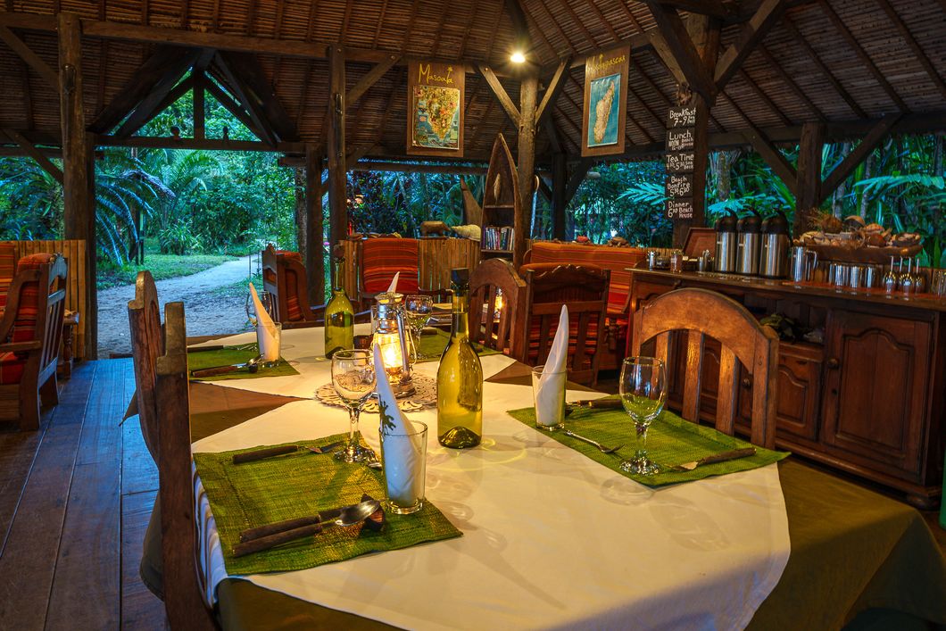 natucate-madagascar-pwe-mody-beach-masoala-dinner-table