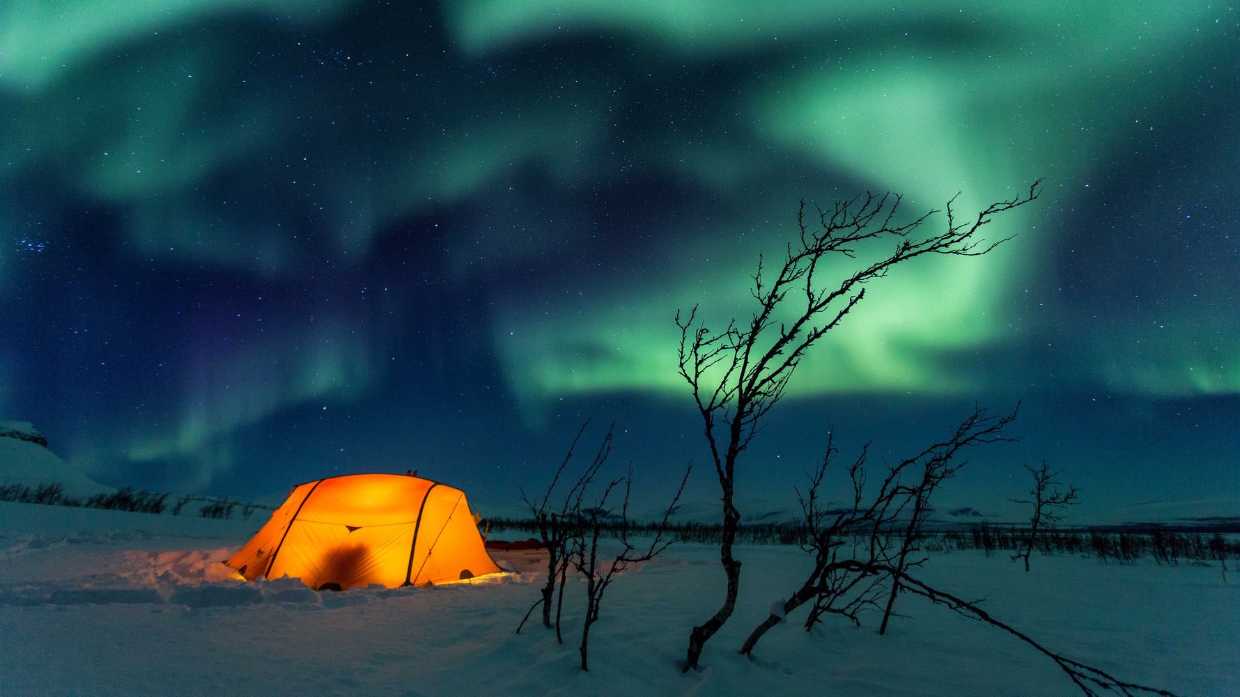 laenderinformationen-schweden-nordlichter-schnee-zelt-natucate