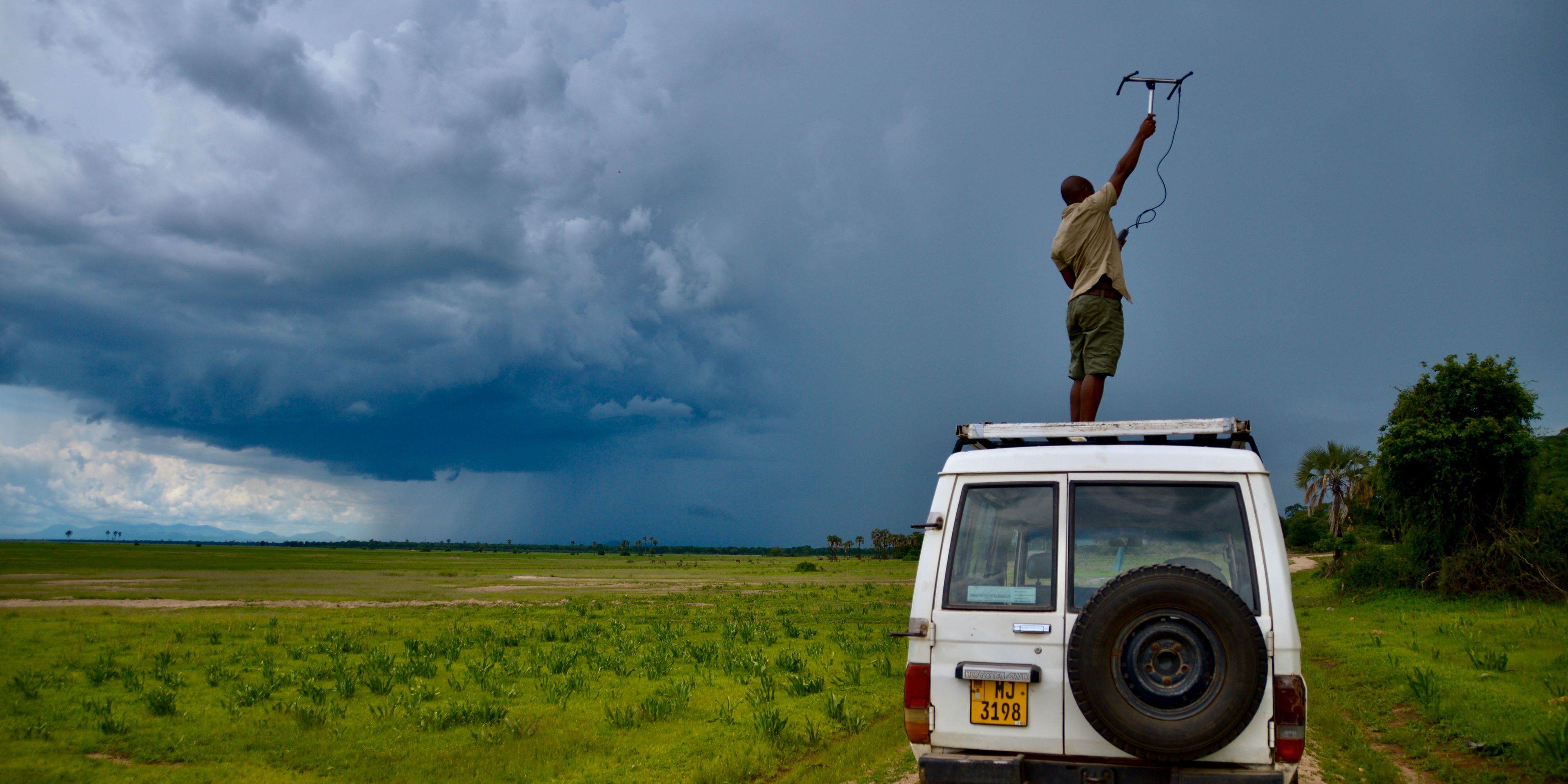 natucate-volunteering-malawi-wildlife-monitoring-game-drive-monitoring-car
