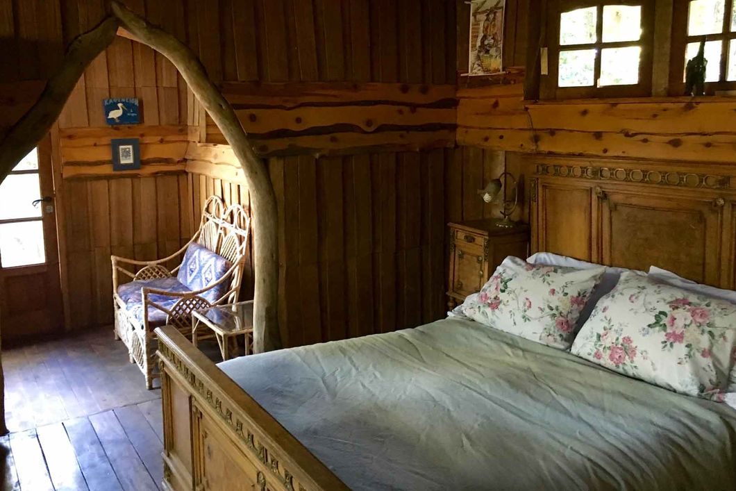 Die Aufnahme zeigt die gemuetlichen Gaesteschlafzimmer auf der Ranch