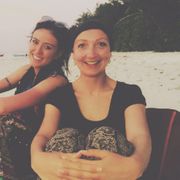 Zwei Volunteere sitzen am Strand auf den Malediven