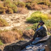Ein freiwilliger Helfer blickt in die afrikanische Wildnis von Namibia