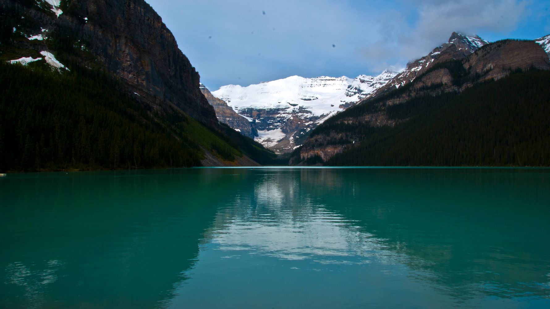 Blick ueber einen See in Kanada mit einem spektakulaeren Bergpanorama im Hintergrund