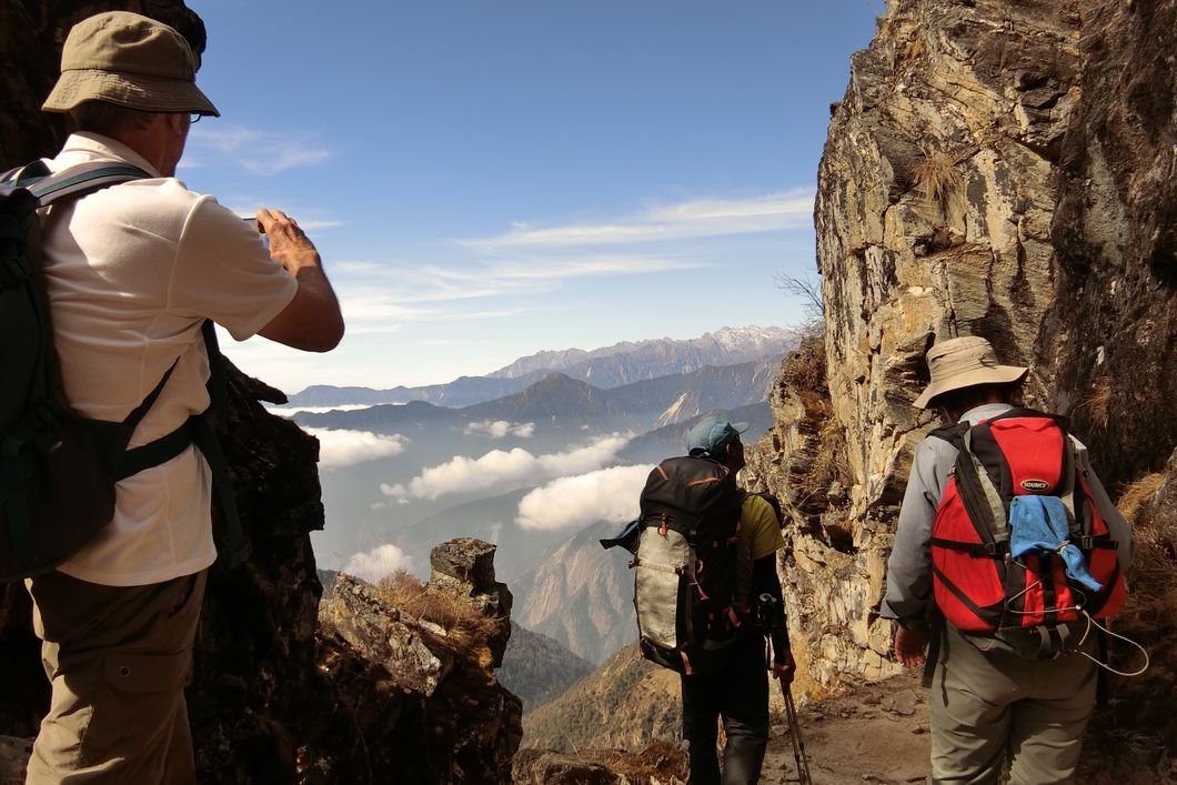 Wanderweg im Gebirge waehrend eines Trekking Trips ins Nepal