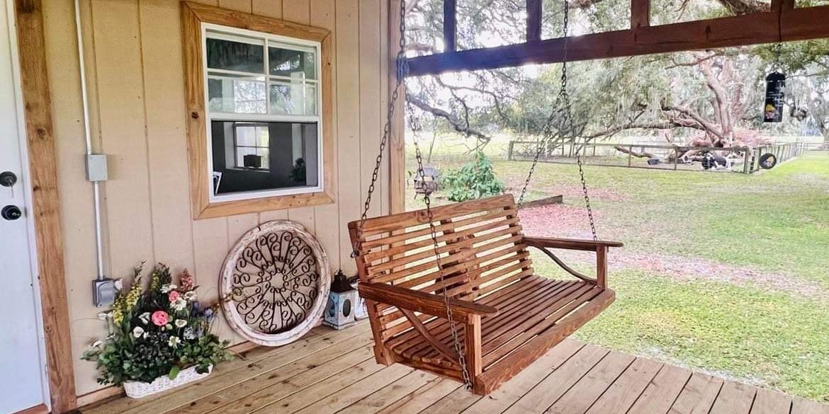 freiwilligenarbeit-usa-florida-tierschutz-mustangs-bunkhouse-porch-swing-natucate