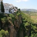 Ein andalusisches Bergdorf, dass dirkekt an einen Berghang angrenzt