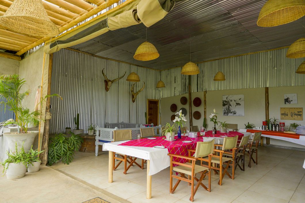 natur-und-rangerkurs-kenia-field-guide-level1-mara-camp-speiseraum-natucate