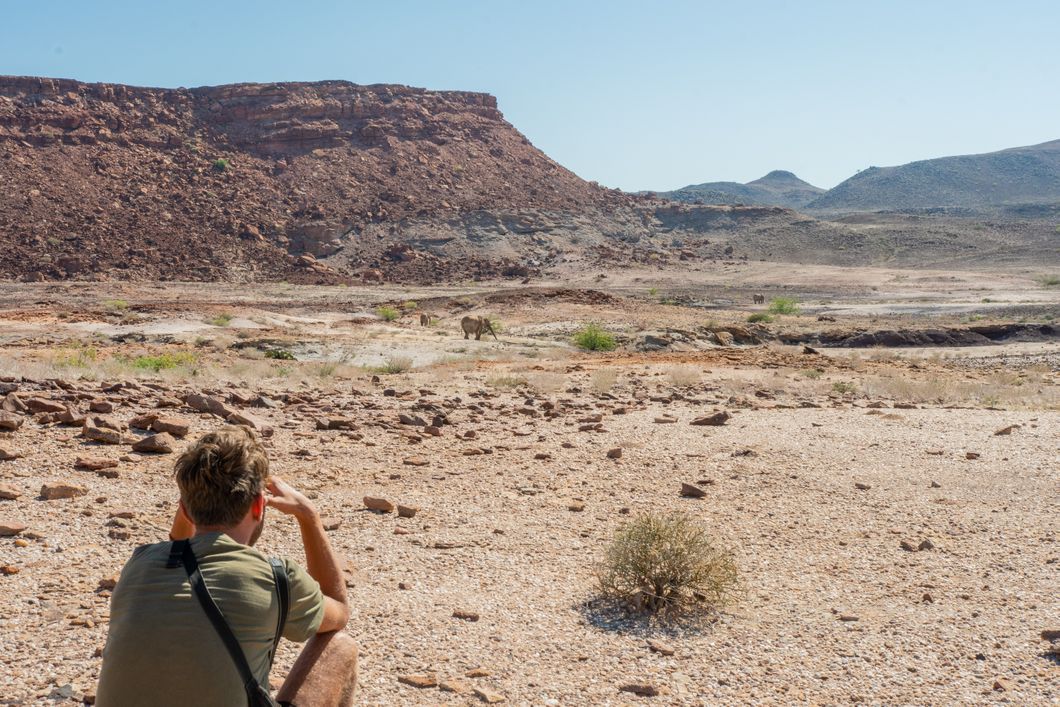 natucate-trips-pwe-namibia-damaraland-person-sitting-binos