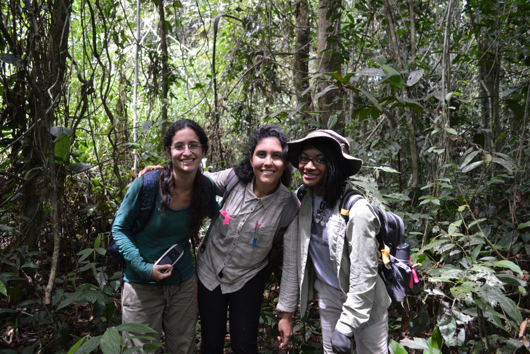 Drei Studentinnen posieren im Rahmen einer Rangertour im Regenwald