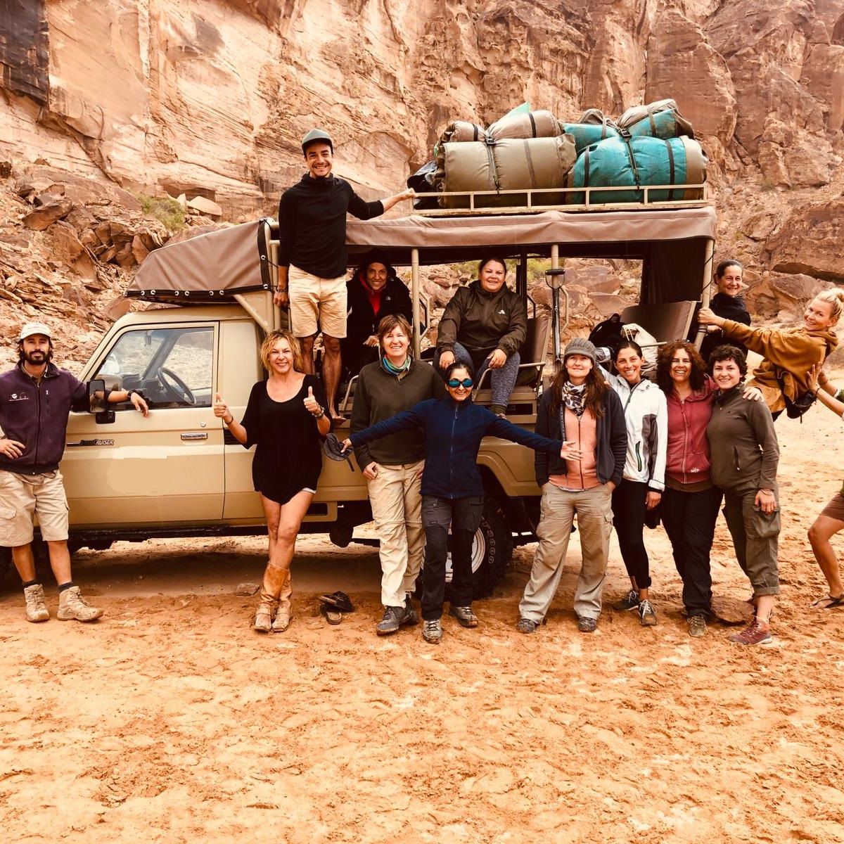 erfahrungsberichte-freiwilligenarbeit-elefantenschutz-namibia-theresa-teilnehmergruppe-vor-auto