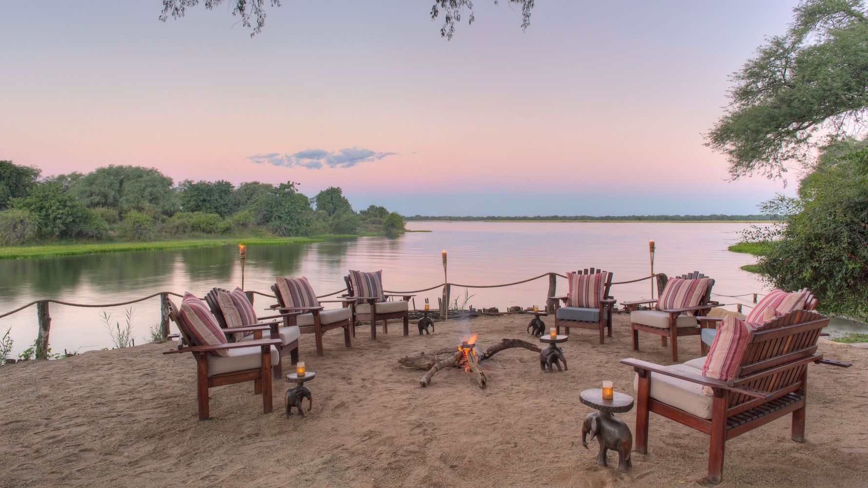 blog-ratgeber-sambia-chongwe-river-camp-fluss-stuehle-natucate