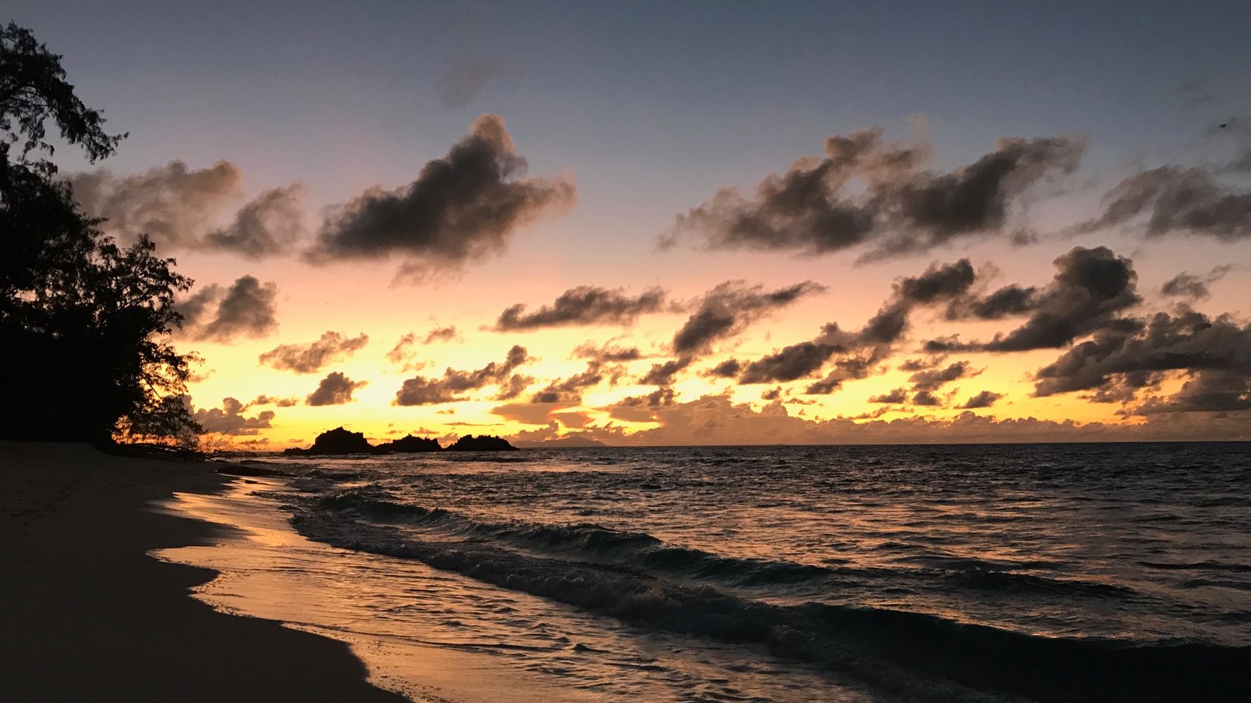 blog-ratgeber-seychellen-cousin-island-sonnenuntergang-wolken-natucate