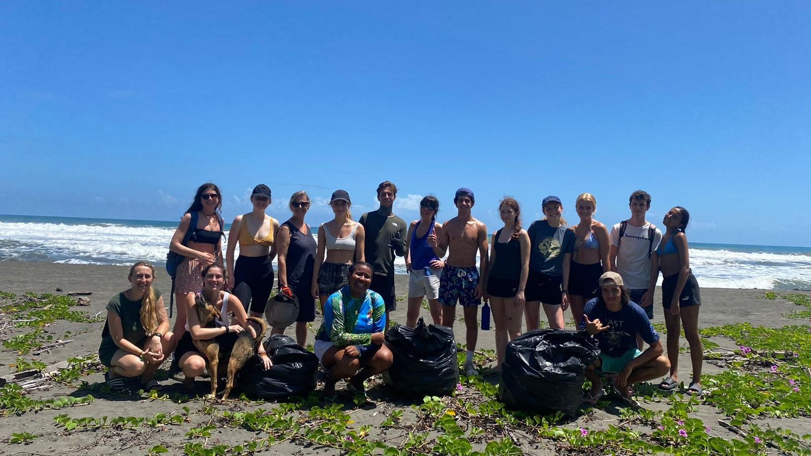Ein Gruppenfoto der Freiwilligenhelfer am Strand von Costa Rica