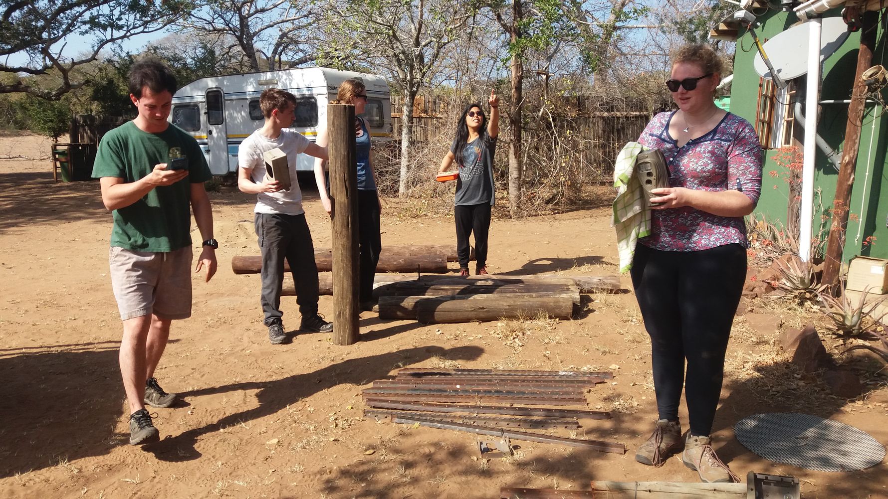 Artenschutz in Afrika: Freiwillige kuemmern sich um die Instanthaltung der Kamerafallen