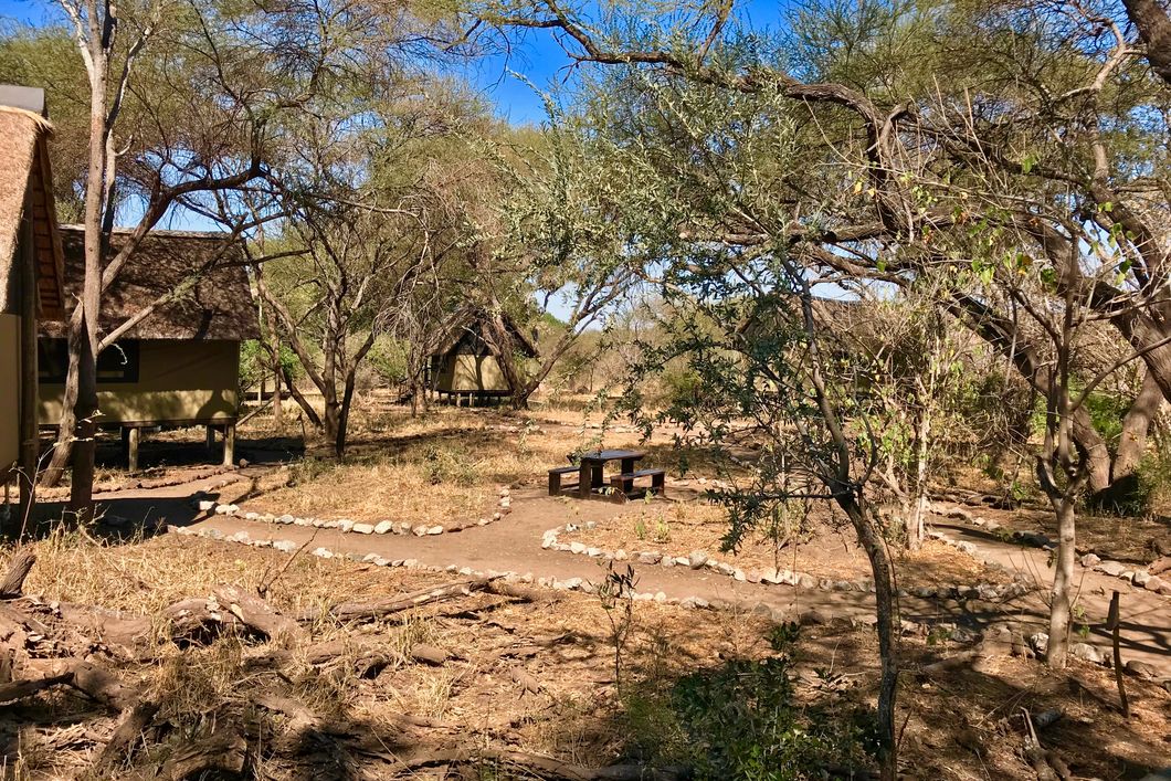 Aufnahme der Mitte eines Camps, an welcher verschiedene Pfade zu Huetten zusammenlaufen