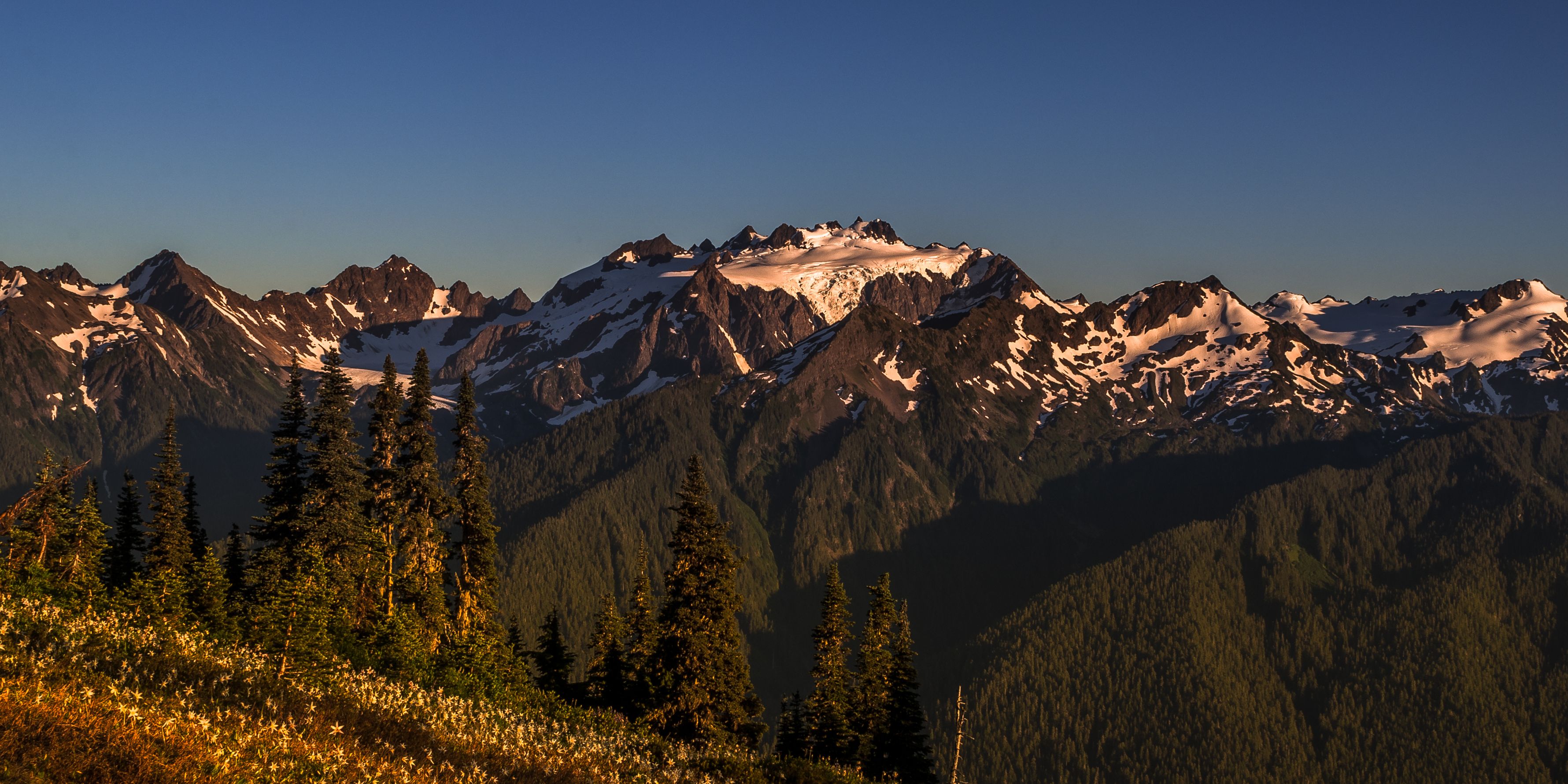Blick auf ein Bergmassiv im Abendrot