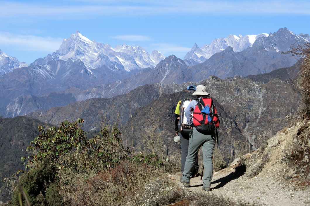 Wanderung durch den Schnee bei Natur- und Erlebnisreisen