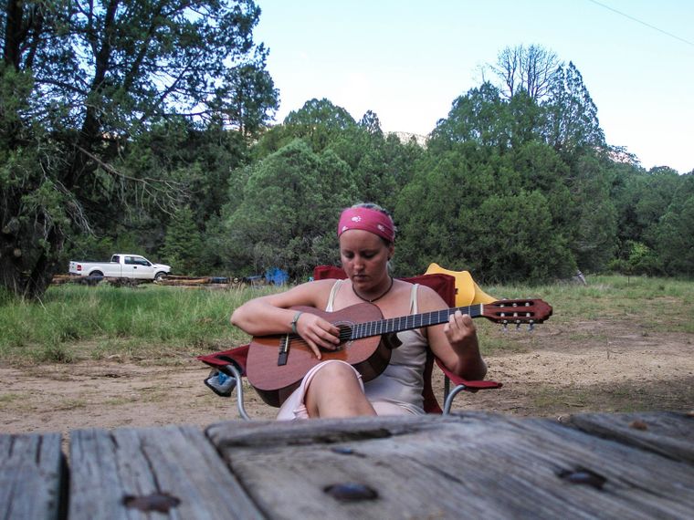 Volunteering in Arizona: Eine frewillige Helferin spielt Gitarre im Camp
