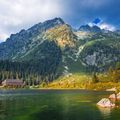 Blick auf den Poprad-See im slowakischen Nationalpark Hohe Tatra