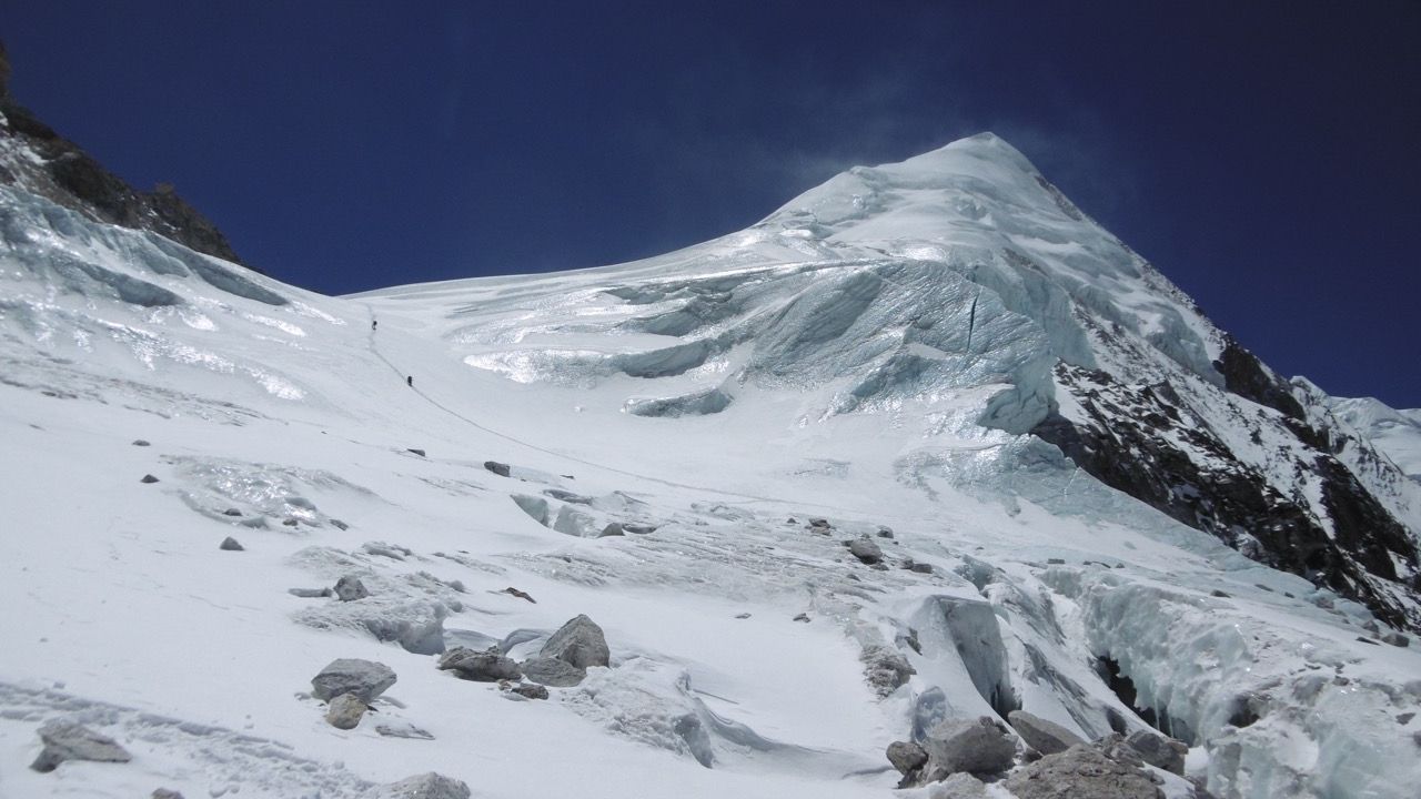 blog-ratgeber-nepal-himalaya-berg-blauer-himmel-natucate